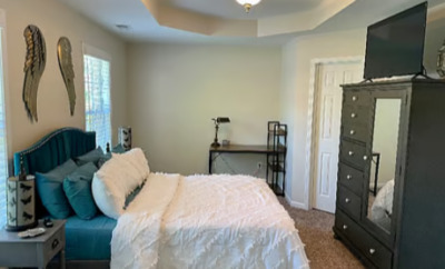 Beautiful Bedroom convenient to Hospitals